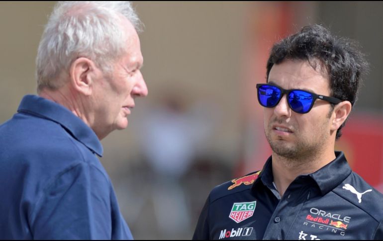 El asesor de Red Bull, Helmut Marko, junto al mexicano Checo Pérez, en una imagen de archivo. AFP / ARCHIVO