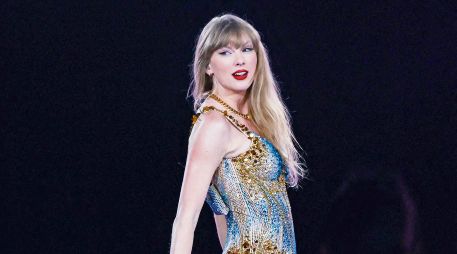 Taylor Swift actúa en el escenario durante un concierto de su “The Eras Tour”, en Australia, en febrero de 2024. AFP