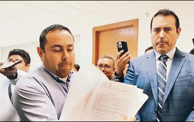 En la fotografía se puede apreciar a Noé Ramos mostrando la denuncia que interpuso en el Congreso del Estado en 2022. ESPECIAL