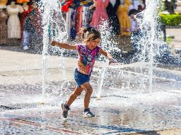 Niñas y niños disfrutan de una fuente en el Centro Histórico de Guadalajara, mientras que en algunos puntos de la ciudad la temperatura llega a 37 grados. EL INFORMADOR/ A. NAVARRO