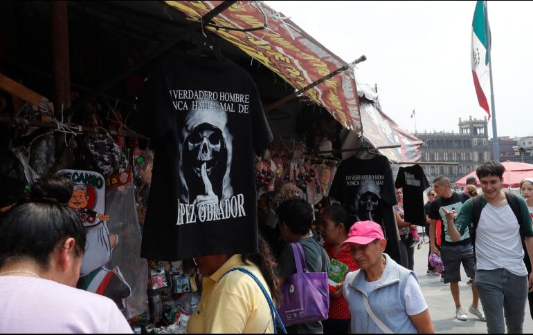 La camiseta con la imagen de la Santa Muerte y el mensaje a favor de AMLO representa una fusión singular entre la religión, la política y la cultura popular mexicana. EFE/ M. Guzmán.