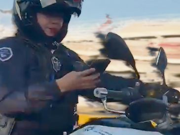 Un conductor grabó a una agente de la Policía Vial que conducía su moto mientras usaba su celular. El ciudadano fue multado y según la autoridad, la uniformada fue sancionada. ESPECIAL