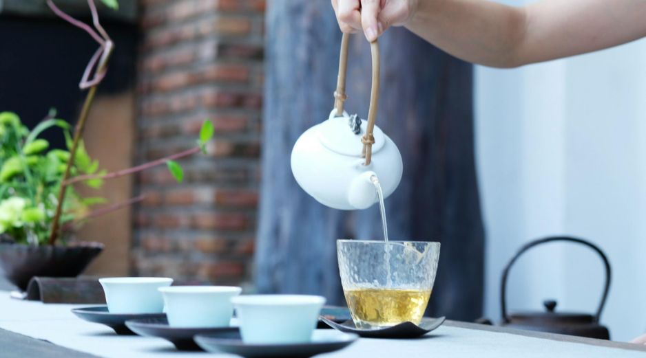 El té de hierbabuena puede relajar durante los episodios de estrés, y que puede atenuar la fatiga mental en tareas cognitivas que requieren de mucha concentración. ESPECIAL / Foto de ORIENTO en Unsplash