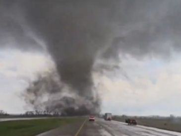 Impresionante imágenes deja el tornado en Nebraska. X / @updatecharts