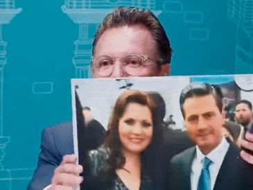 Pablo Lemus mostró una imagen del pasado priista de Claudia Delgadillo, durante el debate del 13 de abril en Ciudad Guzmán. ESPECIAL