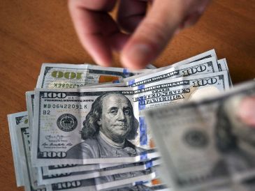 El dólar perdió terreno por la publicación de indicadores económicos negativos para Estados Unidos. AFP / ARCHIVO