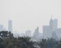 Imagen tomada la tarde de ayer que muestra la contaminación sobre la Ciudad de México. EFE/M. Guzmán