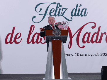 "Felicidades a todas las mamás de nuestro país y de otros países", dijo López Obrador. EFE / M. Guzmán