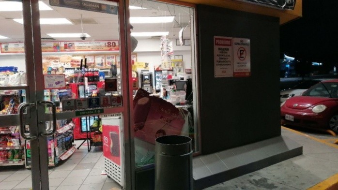 Detienen a hombre por robarse 20 paletas de hielo de una tienda  